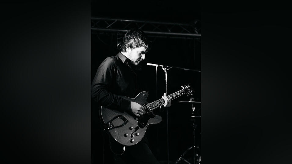 Thomas Gr&ouml;tzner, Binabiburg, Stromgitarre - Wie hast du dein Instrument gelernt? Drei Jahre Unterricht in Konzertgitarre, danach selbst beigebracht. Musikmachen mit 'Compas' bedeutet f&uuml;r dich? Viele Stunden harte Arbeit f&uuml;r tolle gemeinsame Augenblicke - live und im Bandraum. H&ouml;rst du privat Platten, CDs oder MP3? Das spielt keine Rolle. Wenn mir etwas gef&auml;llt, gebe ich gerne Kohle daf&uuml;r aus. Welche Konzerterinnerung verursacht noch jetzt G&auml;nsehaut bei dir? Ein Konzert der Band 'We Were Promised Jetpacks'. Indie Rock aus Schottland in einer kleinen Location und ein k&uuml;hles Bier. Top. Was macht f&uuml;r dich Felix aus? Super enge Jeans.