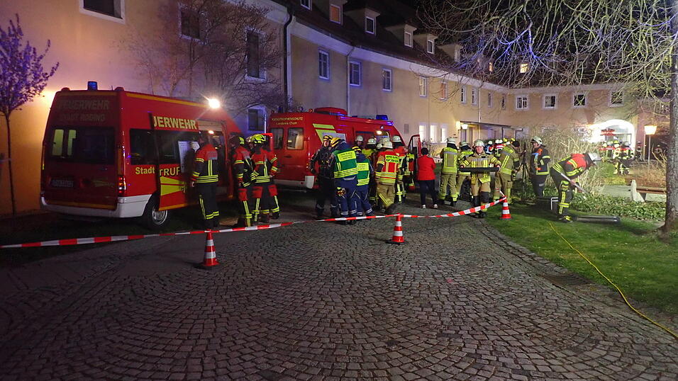 Bei einem Brand im Seniorenheim in Strahlfeld wurden neun Bewohner und ein Feuerwehrler verletzt. 