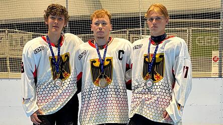 Überschäumende Freude sieht anders aus: Die Gesichter der drei Attinger Josef Griesbauer, Lukas Alzinger und Johannes Ernst (v. l.) lassen erahnen, dass Platz zwei bei der U19-Skaterhockey-EM in Österreich nicht ganz das war, was sie sich erhofft hatten.