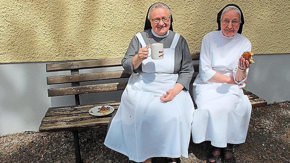 Schwester Katja und Schwester Regine genießen die Kaffeepause, bevor es wieder weitergeht mit der Arbeit. Schwester Katja und Schwester Regine genießen die Kaffeepause, bevor es wieder weitergeht mit der Arbeit.