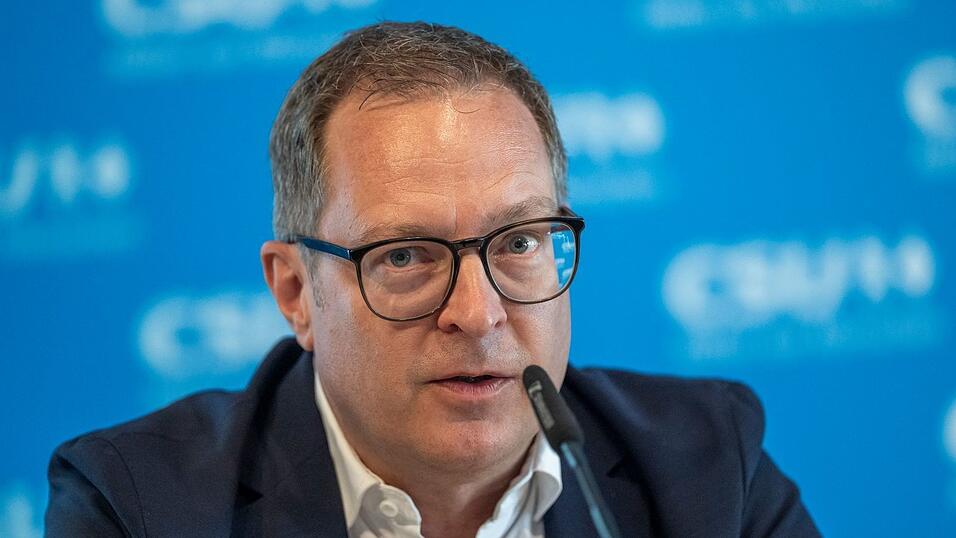 Mit einem zweiten Leitantrag will die CSU vor ihrem Parteitag auch eine Antwort auf das Erstarken der politischen Ränder geben. (Archivbild) Mit einem zweiten Leitantrag will die CSU vor ihrem Parteitag auch eine Antwort auf das Erstarken der politischen Ränder geben. (Archivbild)