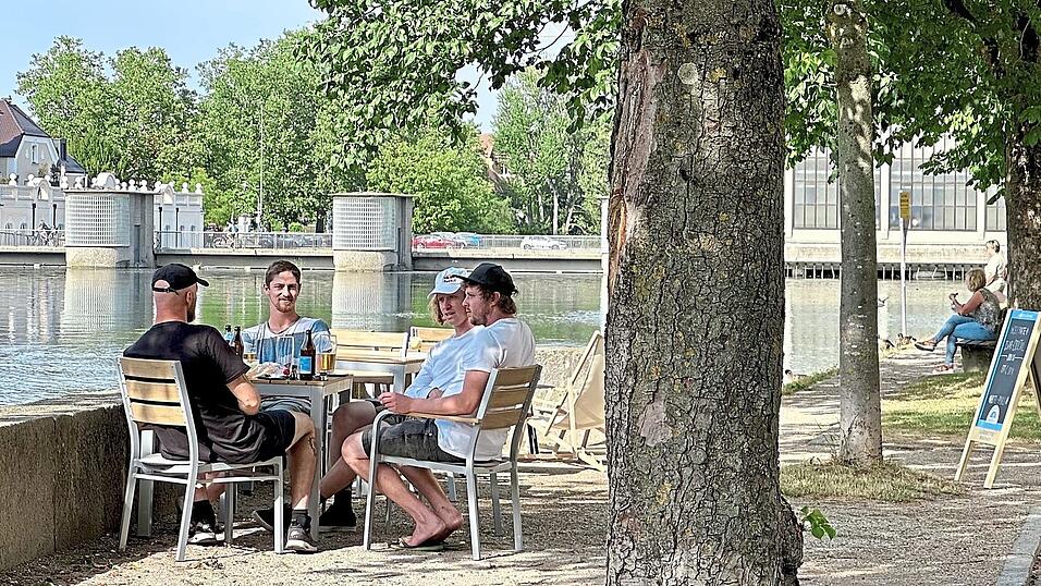 Isarblick: Welches Potenzial der Fluss in Landshut hat, lässt sich seit Kurzem im Außenbereich des neu eröffneten Hotels am Postplatz erahnen. Isarblick: Welches Potenzial der Fluss in Landshut hat, lässt sich seit Kurzem im Außenbereich des neu eröffneten Hotels am Postplatz erahnen.