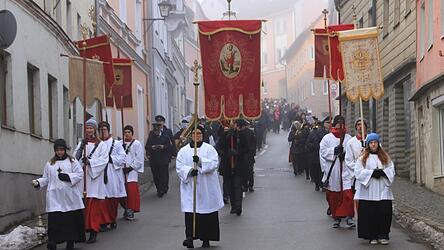 Im Nebel marschierten die&nbsp;Prozessionsteilnehmer den Landauer Stadtberg hinunter.