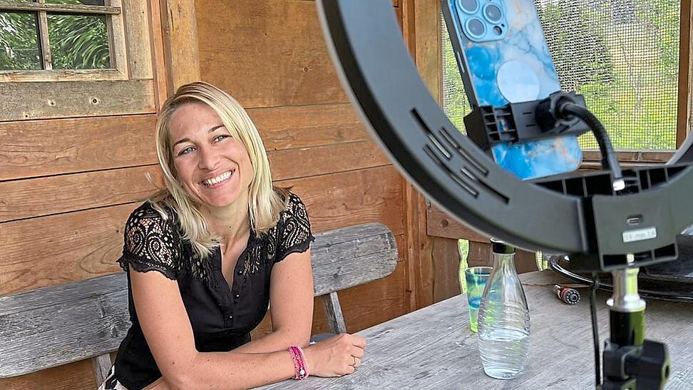 Vor ihrem Gartenh&auml;uschen dreht Martina Rauscher ihre Videos.