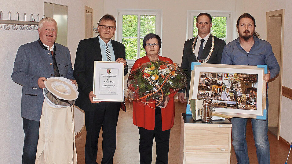 Gelungene Überraschung: Zur Ernennung zum Altbürgermeister erhielt Gerhard Blab (Zweiter von links) nicht nur Urkunde und Fotocollage, sondern auch ein Einsteiger-Set in die Imkerei. Für Gattin Rosmarie gab es Blumen. Gelungene Überraschung: Zur Ernennung zum Altbürgermeister erhielt Gerhard Blab (Zweiter von links) nicht nur Urkunde und Fotocollage, sondern auch ein Einsteiger-Set in die Imkerei. Für Gattin Rosmarie gab es Blumen.