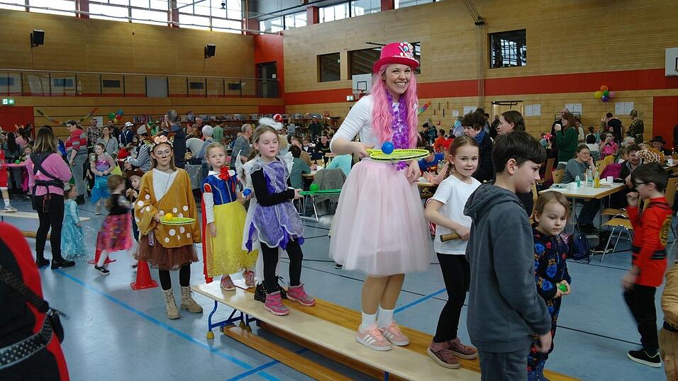 Geschicklichkeitsspiele mit Anna Gutsmiedl (Mitte).