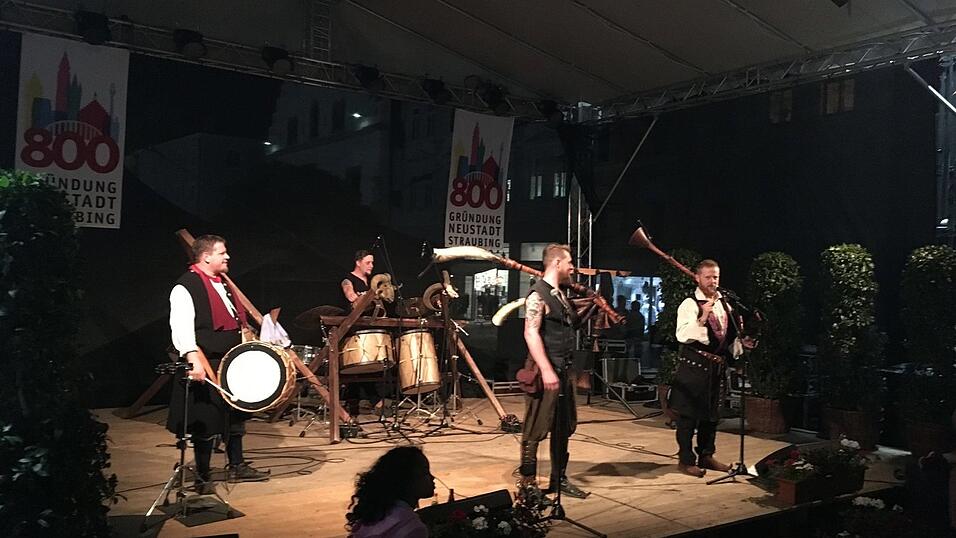 Der Straubinger Stadtplatz wird am Wochenende ganz in mittelalterliches Flair getaucht. Die schönsten Schnappschüsse haben wir für Sie zusammengestellt. Der Straubinger Stadtplatz wird am Wochenende ganz in mittelalterliches Flair getaucht. Die schönsten Schnappschüsse haben wir für Sie zusammengestellt.