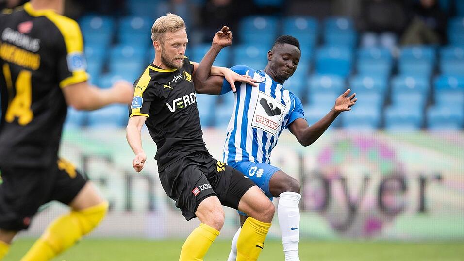 Björn Kopplin (dunkles Trikot) spielt seit über drei Jahren in Dänemark Fußball. Björn Kopplin (dunkles Trikot) spielt seit über drei Jahren in Dänemark Fußball.