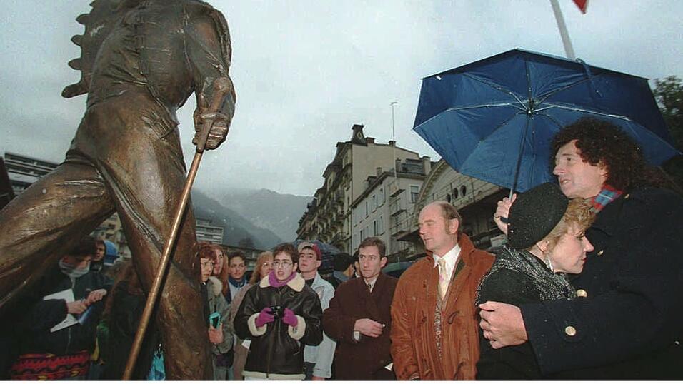 Eine dreieinhalb Meter hohe Bronzestatue des 'Queen'-S&auml;ngers Freddie Mercury wird am 25. November 1996, einen Tag nach dem f&uuml;nften Todestag des Rockstars, der im Alter von 45 Jahren gestorben war, im schweizerischen Montreux enth&uuml;llt - unter den G&auml;sten der Gitarrist Brian May und die Managerin Jean Beach (rechts).