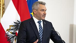 Bundeskanzler Karl Nehammer geriert sich seit Neuestem als Verfechter des Bargelds. Bundeskanzler Karl Nehammer geriert sich seit Neuestem als Verfechter des Bargelds.