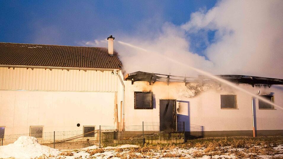 Auf einem landwirtschaftlichen Anwesen in Bibelsbach (Landkreis Landshut) ist am Freitagnachmittag ein Brand ausgebrochen. Auf einem landwirtschaftlichen Anwesen in Bibelsbach (Landkreis Landshut) ist am Freitagnachmittag ein Brand ausgebrochen.