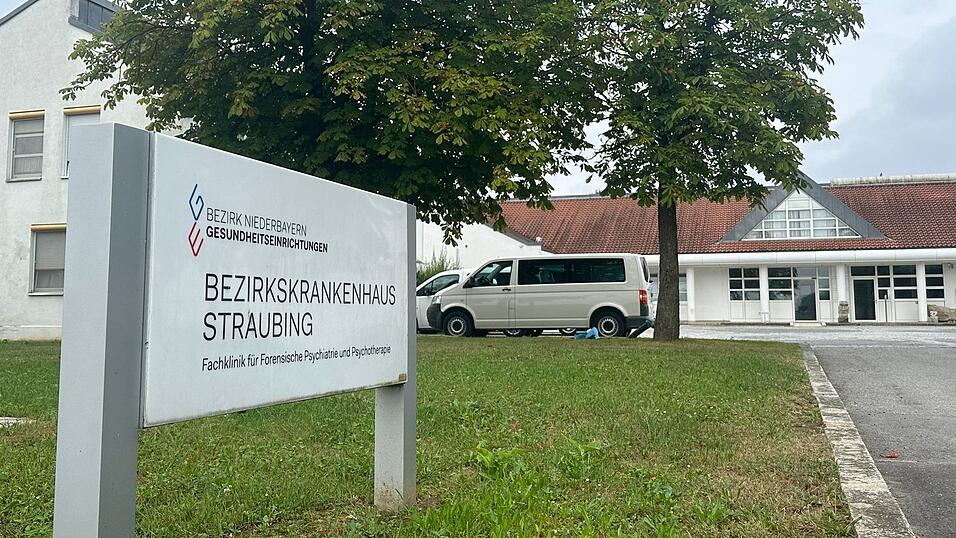 Vier Männer sind am Samstagabend im niederbayerischen Straubing aus einer geschlossenen Klinik entflohen. Laut Polizei laufen umfangreiche Fahndungsmaßnahmen.