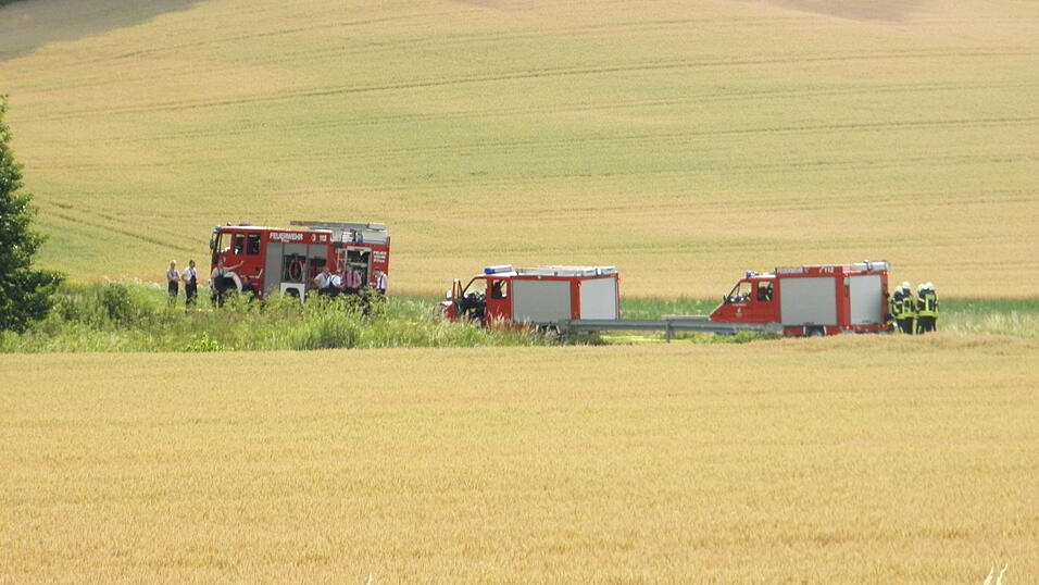 Bei Postau brannte am Samstag ein Mischwald. Es waren mehrere Feuerwehrkräfte im Einsatz.