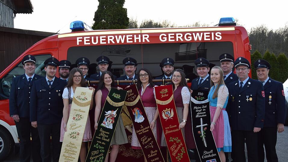 Die Abordnungen der Feuerwehr beim Abholen der neuen B&auml;nder und restaurierten Fahne.