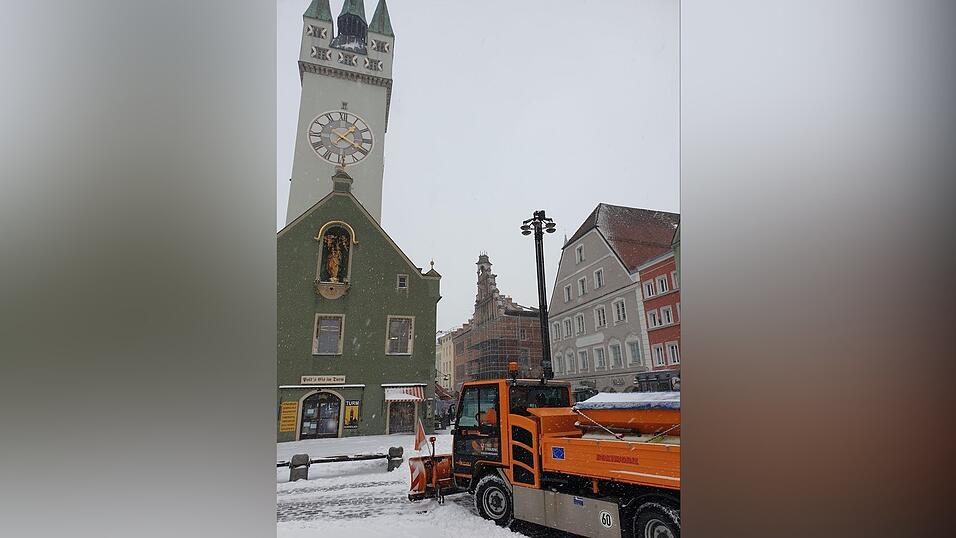 Am Dienstag schneit es heftig in weiten Teilen Bayerns, auch in Straubing. Am Dienstag schneit es heftig in weiten Teilen Bayerns, auch in Straubing.