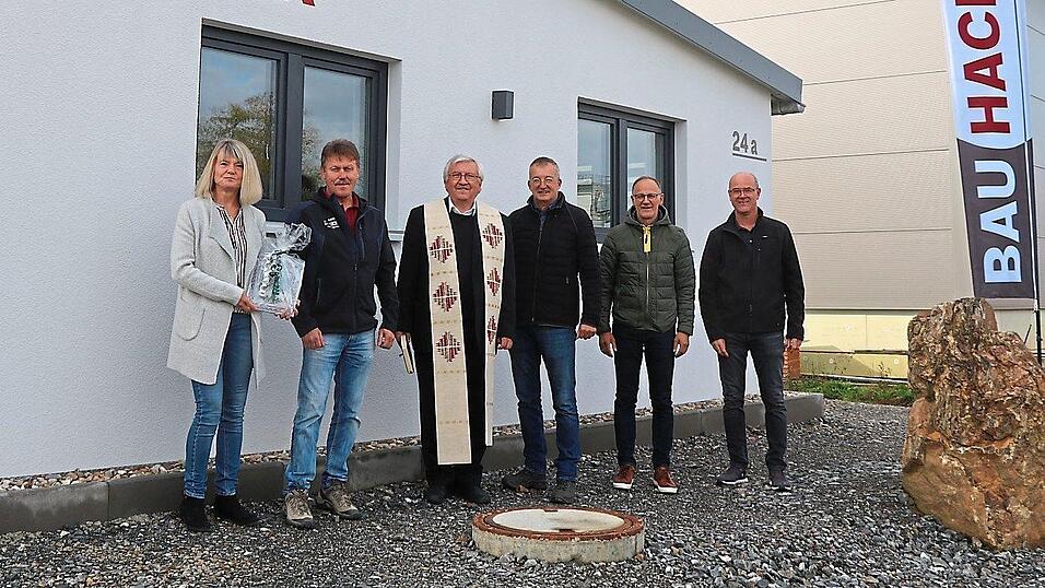Sieglinde und Reinhard Hacker, Stadtpfarrer Wolfgang Häupl, Bürgermeister Markus Ackermann, Kämmerer Thomas Vogl und Rainer Röhrl vom Bauamt (von links) bei der Einweihung
