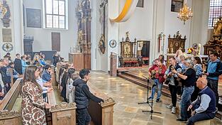 Die Lehrerband unter Rainer Scholz (m. Gitarre li.) sorgte beim Eröffnungsgottesdienst der Mittelschule für eine getragene Atmosphäre.