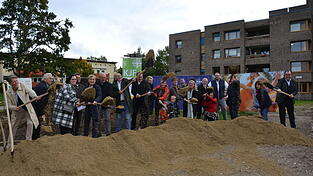 Mit dem symbolischen Spatenstich durch die Ehrengäste und dem Segen für die Baustelle durch Domkapitular Michael Dreßel, Vorsitzender der Katholischen Jugendfürsorge Regensburg, fiel jetzt der Startschuss für den Bau des inklusiven Kinderhauses auf dem Gelände des Berufsbildungswerks St. Franziskus in Abensberg.