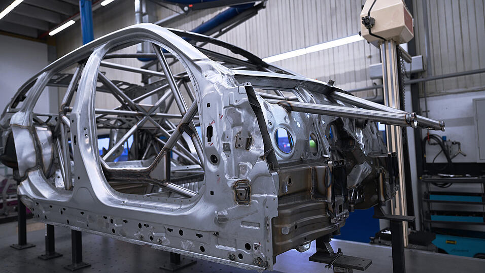 Die Rennkarosserie f&uuml;r den&nbsp;BMW M3 Touring 24H entsteht im Werk Regensburg.