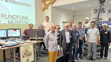 Die Radiomacher-Crew im Museumssaal zusammen mit zahlreichen Helfern, Museumschef Michael Heller (Sechster von links) sowie den beiden F&ouml;rdervereinsvorsitzenden Daniel Paul (Zweiter von rechts) und Robert Wagenbrenner (Siebter von links).