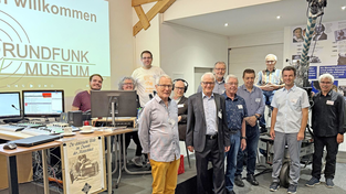Die Radiomacher-Crew im Museumssaal zusammen mit zahlreichen Helfern, Museumschef Michael Heller (Sechster von links) sowie den beiden Fördervereinsvorsitzenden Daniel Paul (Zweiter von rechts) und Robert Wagenbrenner (Siebter von links). Die Radiomacher-Crew im Museumssaal zusammen mit zahlreichen Helfern, Museumschef Michael Heller (Sechster von links) sowie den beiden Fördervereinsvorsitzenden Daniel Paul (Zweiter von rechts) und Robert Wagenbrenner (Siebter von links).