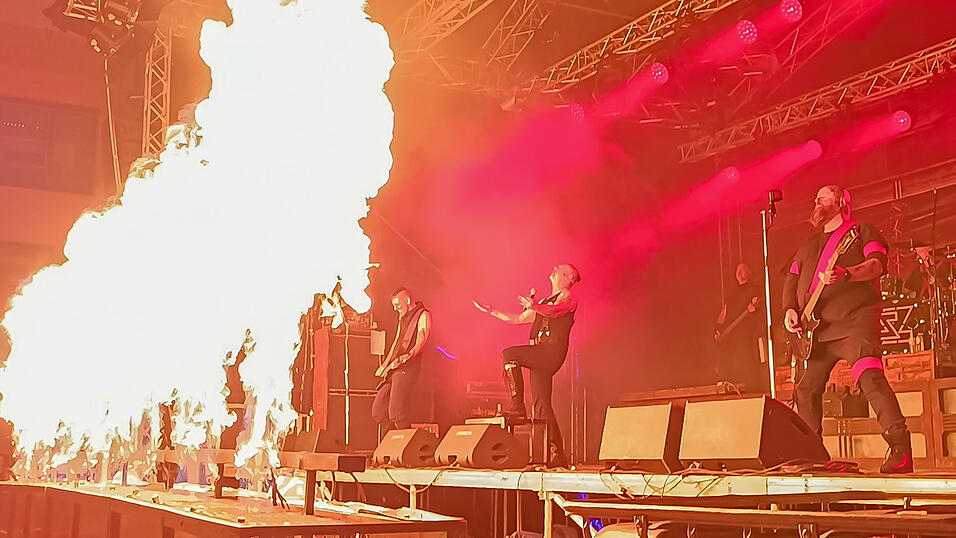 Die Rammstein-Coverband Stahlzeit begeisterte beim Campus Open Air Deggendorfer Fans. Die Rammstein-Coverband Stahlzeit begeisterte beim Campus Open Air Deggendorfer Fans.