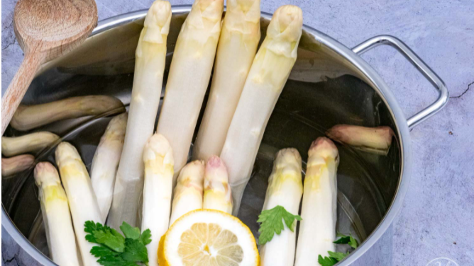 Heute zeigen uns die Foodbloger von cooknsoul.de, wie Spargel gekocht werden kann.