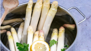 Heute zeigen uns die Foodbloger von cooknsoul.de, wie Spargel gekocht werden kann.
