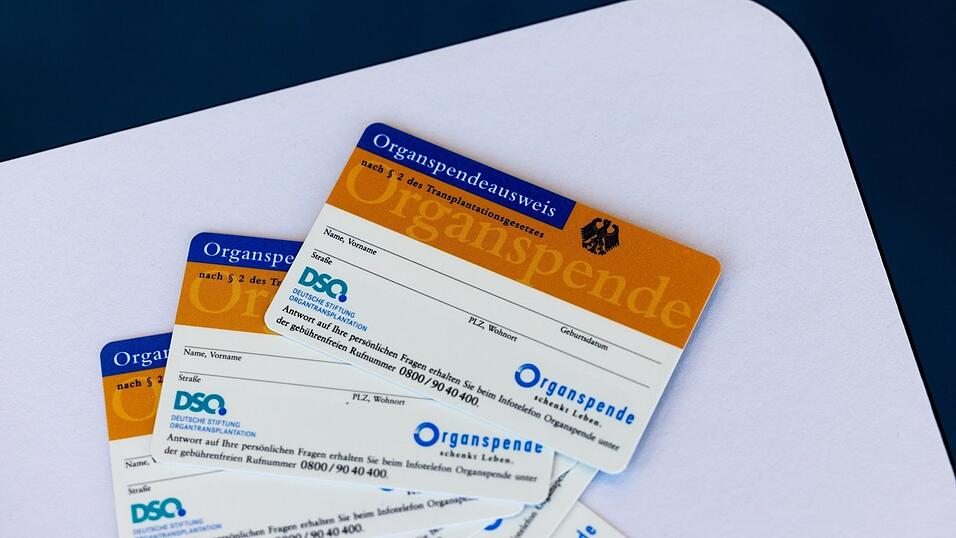 Laut der Bundeszentrale f&uuml;r gesundheitliche Aufkl&auml;rung (BZgA) stellten im vergangenen Jahr lediglich 869 Menschen in Deutschland nach ihrem Tod eines oder mehrere ihrer Organe zur Verf&uuml;gung, etwa zehn Prozent weniger als im Vorjahr.