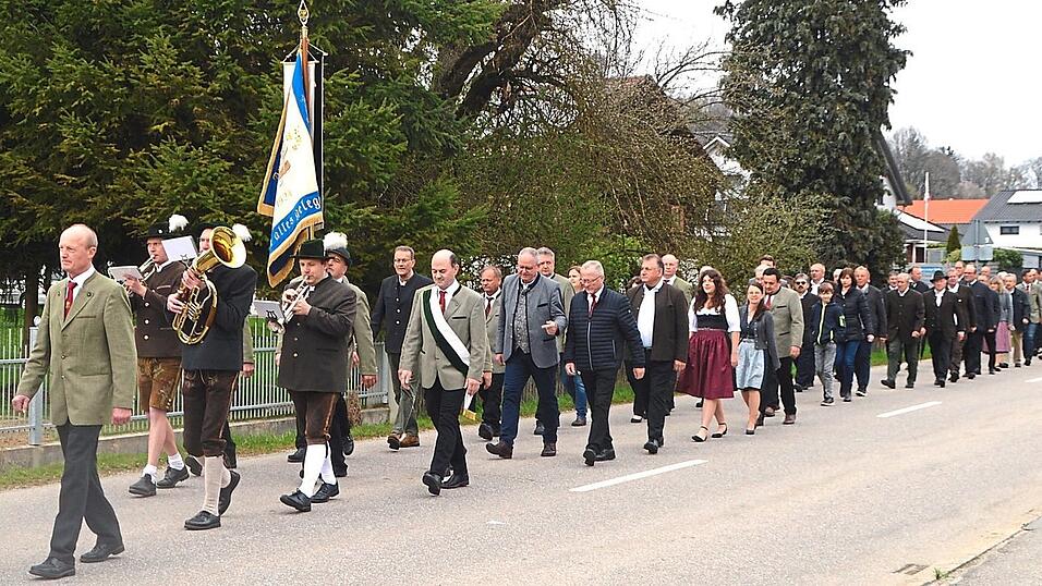 Der Bauernverein zog durch die Stra&szlig;en von Oberaichbach.