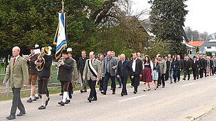 Der Bauernverein zog durch die Straßen von Oberaichbach. Der Bauernverein zog durch die Straßen von Oberaichbach.