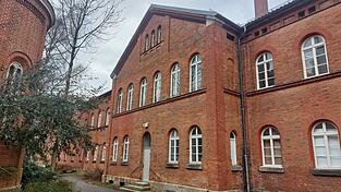 In diesem mittleren hervorstehenden Geb&auml;udekomplex soll das Theater entstehen.