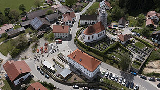 Drohnenfoto: Silber f&uuml;r Perasdorf auf Europa-Ebene: Die kleinste Gemeinde im Landkreis Straubing-Bogen hat die Jury &uuml;berzeugt.
