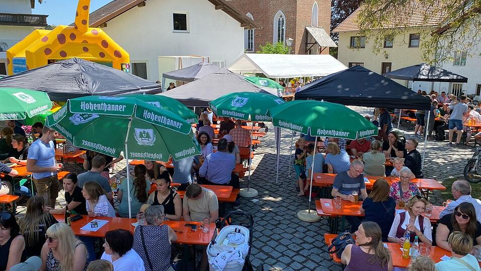 Verbunden wurde die Tradition mit einer geselligen Maifeier auf dem Wurmshamer Dorfplatz. Verbunden wurde die Tradition mit einer geselligen Maifeier auf dem Wurmshamer Dorfplatz.