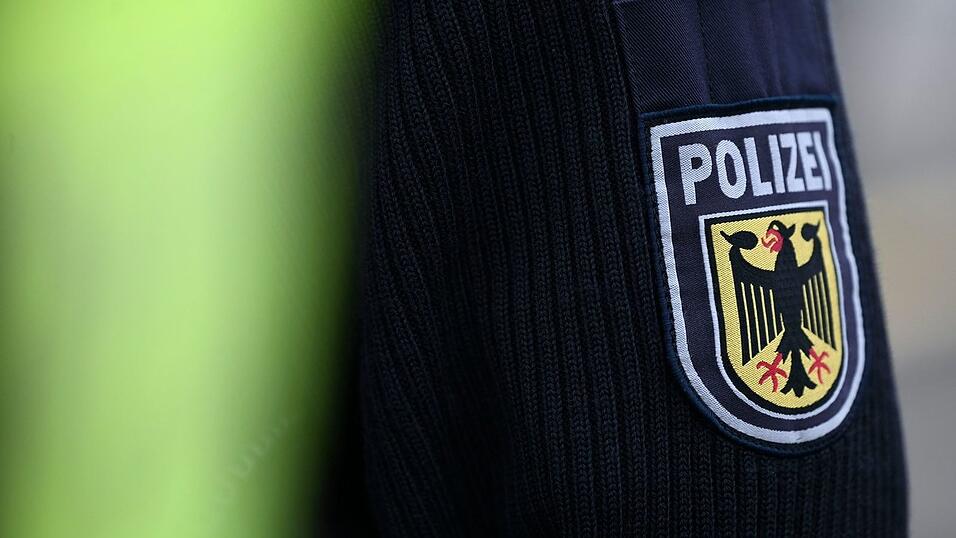 Bundespolizisten retteten die beiden Tiere. (Symbolbild)