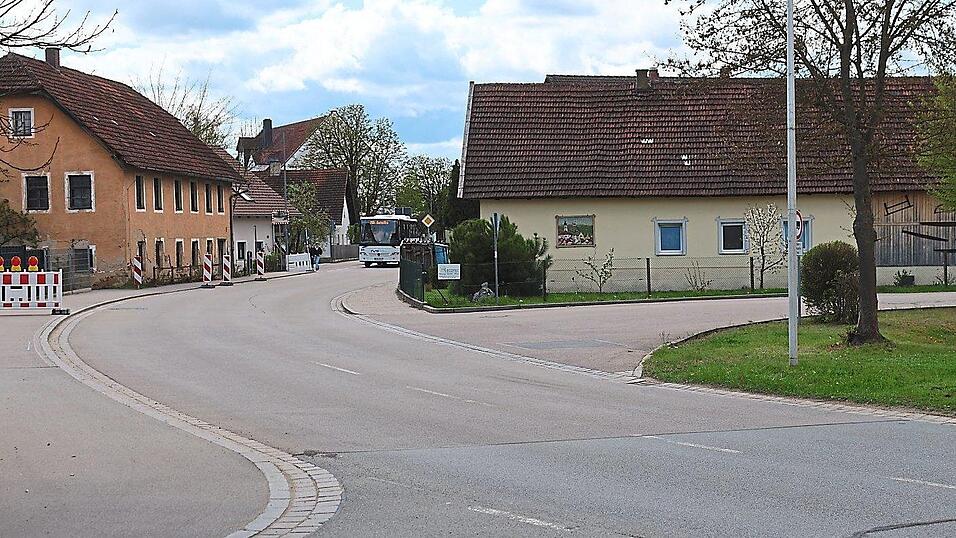 Die Sicht k&ouml;nnte urs&auml;chlich f&uuml;r die vielen Unf&auml;lle an der Netto-Einm&uuml;ndung (rechts) in der Bahnhofstra&szlig;e in Mitterdorf sein, mutma&szlig;en Polizei und Landratsamt. Mehrmals im Jahr scheppert es dort.