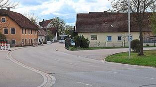 Die Sicht k&ouml;nnte urs&auml;chlich f&uuml;r die vielen Unf&auml;lle an der Netto-Einm&uuml;ndung (rechts) in der Bahnhofstra&szlig;e in Mitterdorf sein, mutma&szlig;en Polizei und Landratsamt. Mehrmals im Jahr scheppert es dort.