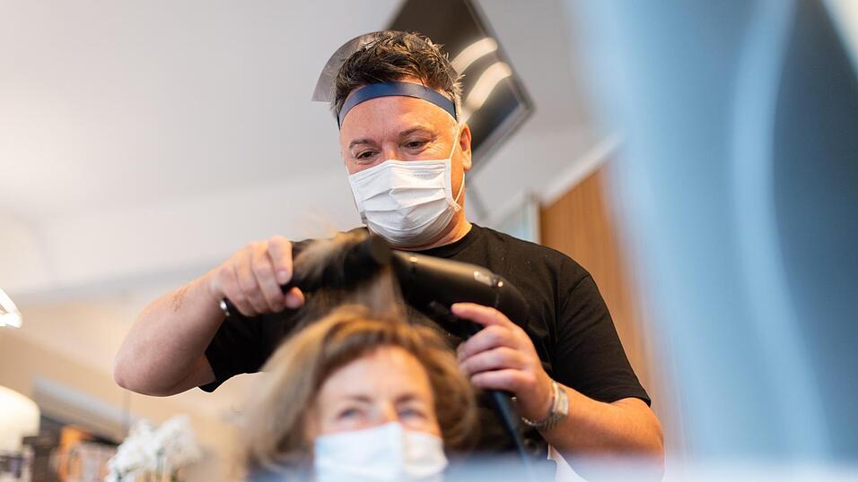 Im Mai 2020 durften die Friseure ihre wegen der Corona-Schutzma&szlig;nahmen geschlossenen L&auml;den wieder &ouml;ffnen. F&uuml;r die Schlie&szlig;ung haben Betriebe Zusch&uuml;sse erhalten, die nun teils zur&uuml;ckgefordert werden.