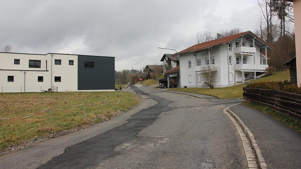 Steht auf der Prioritätenliste der Straßensanierungen 2023 ganz oben: die Hauser Straße. Steht auf der Prioritätenliste der Straßensanierungen 2023 ganz oben: die Hauser Straße.