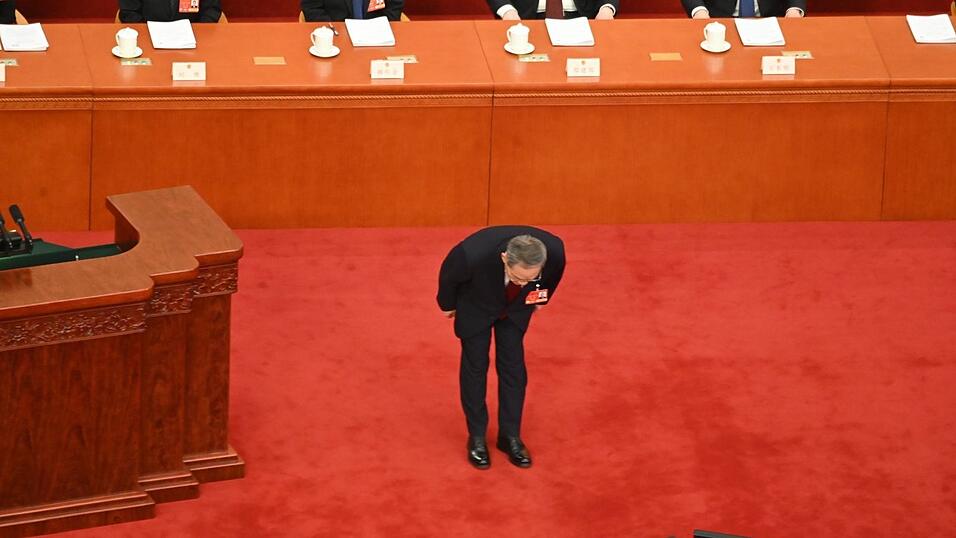 Ministerpräsident Li Qiang gab im Arbeitsbericht der Regierung ein Wachstumsziel von rund fünf Prozent bekannt.