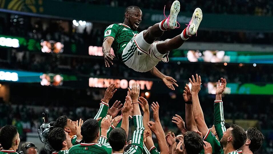 Mexikos Team feiert einen berauschenden WM-Abend. Mexikos Team feiert einen berauschenden WM-Abend.