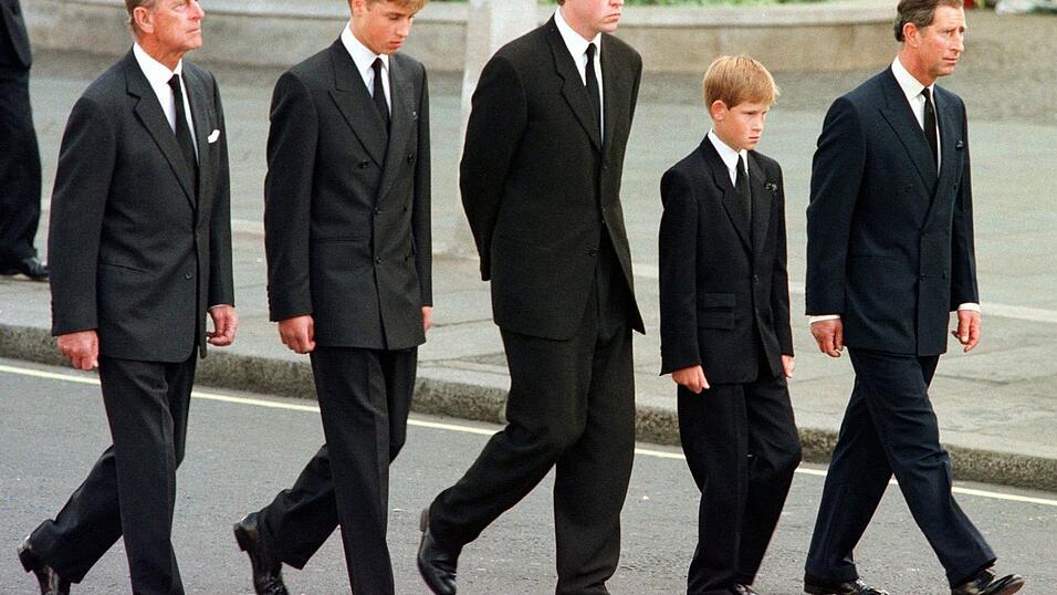 Dianas Bruder Charles Spencer (Mitte) soll sich gegen die Teilnahme der Prinzen William (2. v. l.) und Harry (2. v. r.) ausgesprochen haben. (Archivfoto) Dianas Bruder Charles Spencer (Mitte) soll sich gegen die Teilnahme der Prinzen William (2. v. l.) und Harry (2. v. r.) ausgesprochen haben. (Archivfoto)