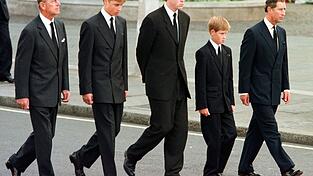 Dianas Bruder Charles Spencer (Mitte) soll sich gegen die Teilnahme der Prinzen William (2. v. l.) und Harry (2. v. r.) ausgesprochen haben. (Archivfoto)