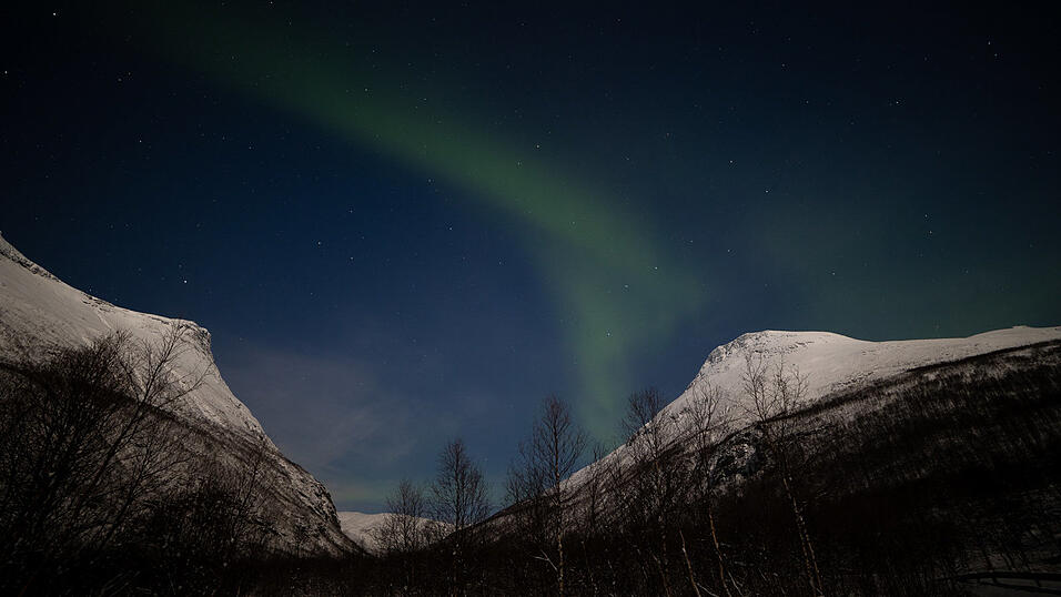 Aurora borealis, das Polarlicht, tanzt am Nachthimmel über den norwegischen Bergen. Aurora borealis, das Polarlicht, tanzt am Nachthimmel über den norwegischen Bergen.