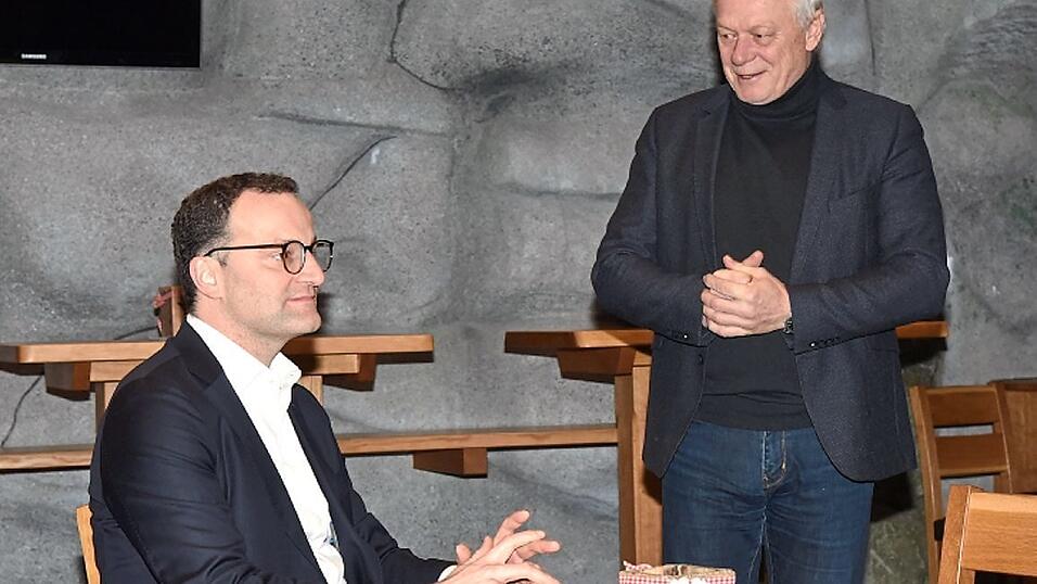 Jens Spahn (l.) kam auf Einladung von MdB Alois Rainer nach Maibrunn und hielt beim Wirtschaftsgespräch einen Vortrag. Jens Spahn (l.) kam auf Einladung von MdB Alois Rainer nach Maibrunn und hielt beim Wirtschaftsgespräch einen Vortrag.