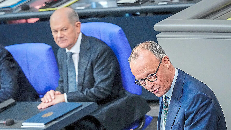Gönnen sich nichts: Kanzler Scholz (hinten), Kanzlerkandidat Merz. Gönnen sich nichts: Kanzler Scholz (hinten), Kanzlerkandidat Merz.