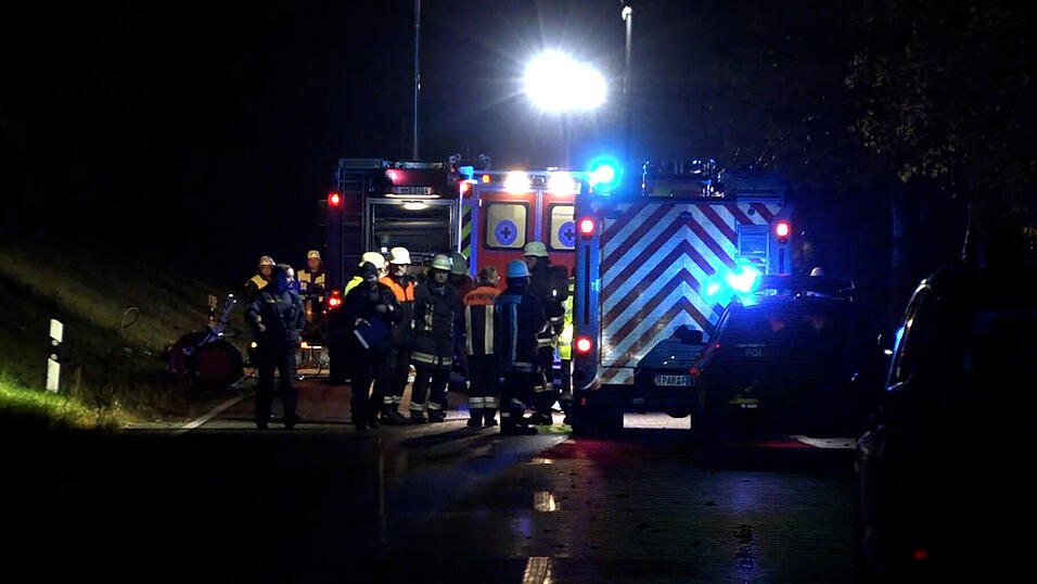 Zwischen Breitenbrunn und Dietfurt sind zwei Autos frontal zusammengestoßen. Es gibt zwei Tote. Zwischen Breitenbrunn und Dietfurt sind zwei Autos frontal zusammengestoßen. Es gibt zwei Tote.