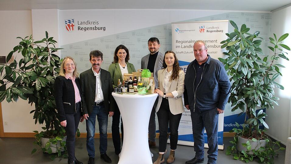 Optimistisch blickten die Anwesenden am Montag im Landratsamt auf die Gr&uuml;ndung des neuen Vereins &bdquo;Castra Culinaria&ldquo;: (von links) Magdalena Meyerweissflog, Regionalmanagerin beim Landratsamt, Heinrich Promberger, stellvertretender Vorsitzender des Vereins, Landr&auml;tin Tanja Schweiger, Maximilian K&ouml;ckritz, Wirtschaftsreferent des Landkreises, die Vereinsvorsitzende Eva Freidl und der stellvertretende Vorsitzende Christian Dinauer (von links).