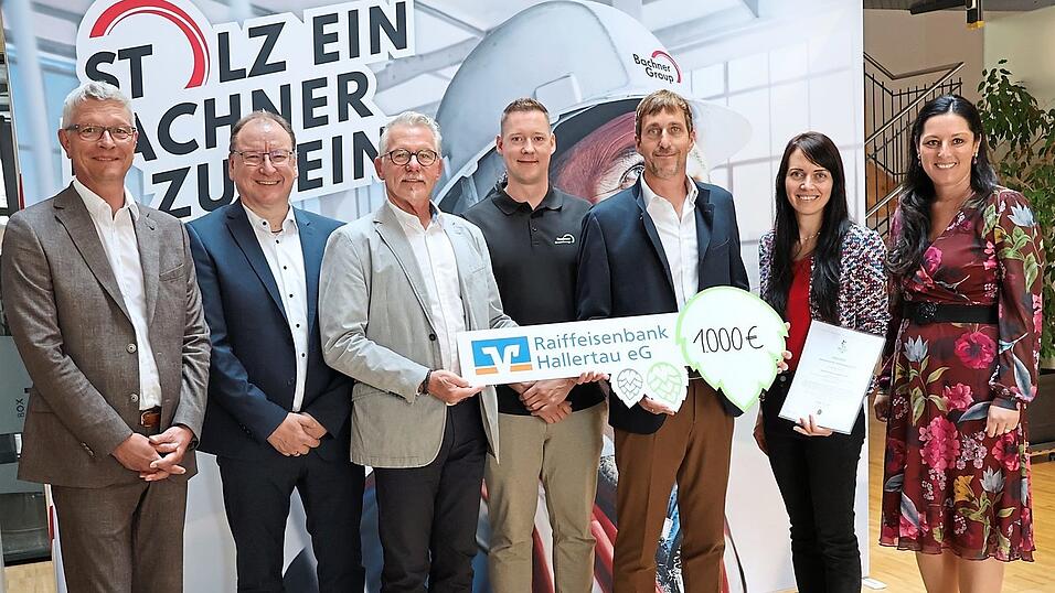 Bürgermeisterin Karoline Fritz-Ertlmaier (rechts) übergab im Beisein von Prokurist Manfred Brunner und Vorstandsvorsitzendem Florian Maier von der Raiffeisenbank Hallertau, Geschäftsführer Thomas Üffink, Stefan Arlt, Stefan Kitschke und Sonja Holzner von Bachner (v. l.) den Umweltpreis der Stadt. Bürgermeisterin Karoline Fritz-Ertlmaier (rechts) übergab im Beisein von Prokurist Manfred Brunner und Vorstandsvorsitzendem Florian Maier von der Raiffeisenbank Hallertau, Geschäftsführer Thomas Üffink, Stefan Arlt, Stefan Kitschke und Sonja Holzner von Bachner (v. l.) den Umweltpreis der Stadt.