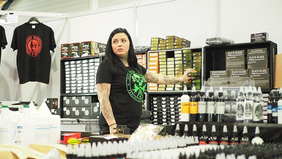 Rund 40 Aussteller und etwa 90 Tattoo-Künstler sind auf der Tattoo Convention in Straubing vertreten. Rund 40 Aussteller und etwa 90 Tattoo-Künstler sind auf der Tattoo Convention in Straubing vertreten.